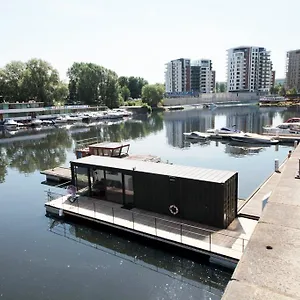 https://houseboat-unic-flouting-house-in-prague.praguehotelsweb.com